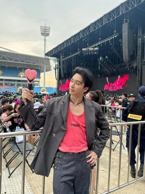 Biểu cảm sao Việt khi 'check in' đêm nhạc Blackpink tại Hà Nội - Ảnh 7. Diễn viên Hải Nam cũng diện phong cách "đen hồng" chuẩn fan cứng khi xem BlackPink biểu diễn tại Hà Nội