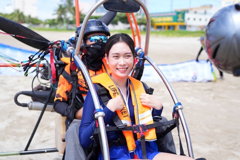 Hoa hậu Ban Mai hưởng ứng Ngày hội môi trường biển, hồi hộp với trải nghiệm chơi dù lượn trên không - Ảnh 3. Hoa hậu Ban Mai hồi hộp vì lần đầu tham gia trải nghiệm hoạt động chơi dù lượn.
