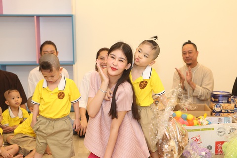 Hoa hậu Ngân Anh tạo dáng đáng yêu cùng các em nhỏ - Ảnh: BTC Hoa hậu Ngân Anh tạo dáng đáng yêu cùng các em nhỏ - Ảnh: BTC