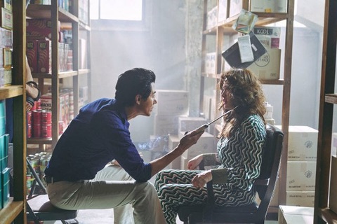 Jo In Sung chơi lớn bao nguyên rạp mời fan xem phim mới - Ảnh 3. Jo In Sung có nhiều cảnh quay gay cấn với Kim Hye Soo