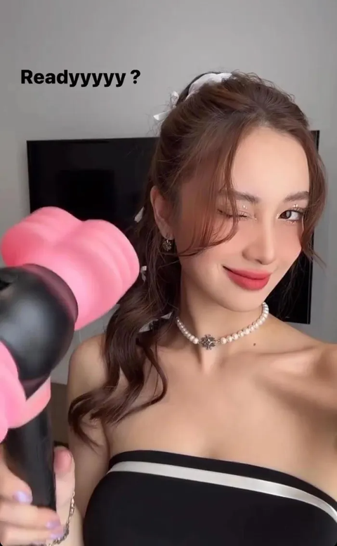 Biểu cảm sao Việt khi 'check in' đêm nhạc Blackpink tại Hà Nội - Ảnh 6. Jun Vũ khoe ảnh visual cực nét khi check-in với "búa hồng" trước giờ G đêm diễn