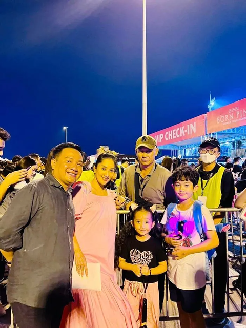 Biểu cảm sao Việt khi 'check in' đêm nhạc Blackpink tại Hà Nội - Ảnh 5. Mặc dù bụng bầu khá lớn nhưng Khánh Thi vẫn vô cùng hào hứng chuẩn bị "đu idol" không kém gen Z
