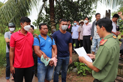 Khởi tố đối tượng ở Sóc Trăng chống phá nhà nước - Ảnh 1. Danh Minh Quang (áo thun xanh) bị khởi tố, bắt tạm giam - Ảnh: Công an cung cấp