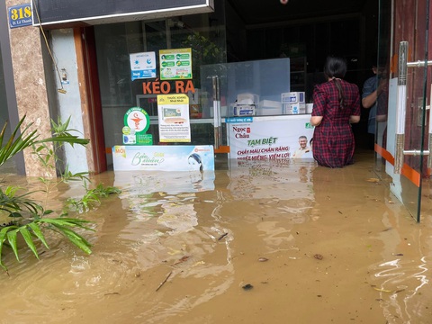 Lào Cai ngập ngang bụng sau mưa lớn, người dân dùng phao để đi lại - Ảnh 5. Khoảng 100 hộ dân bị nước ngập, tràn vào nhà - Ảnh: TIẾN NGỌC