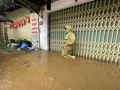 Lào Cai ngập ngang bụng sau mưa lớn, người dân dùng phao để đi lại - Ảnh 4. Tuyến đường Lê Thanh, phường Bắc Cường, nước ngập sâu 50cm - 80cm, có điểm trên 80cm - Ảnh: TIẾN NGỌC
