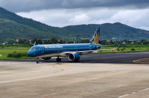 Cần hơn 1.000 tỉ đồng sửa chữa đường băng sân bay Liên Khương- Ảnh 1. Máy bay Airbus A321 của Vietnam Airlines đáp xuống sân bay Liên Khương - Ảnh: TUẤN PHÙNG