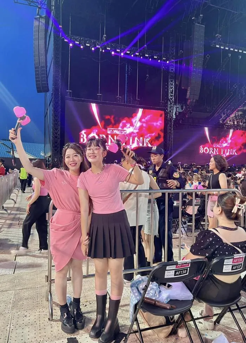 Biểu cảm sao Việt khi 'check in' đêm nhạc Blackpink tại Hà Nội - Ảnh 13. MC Diệp Chi rủ con gái cùng đi "đu idol"