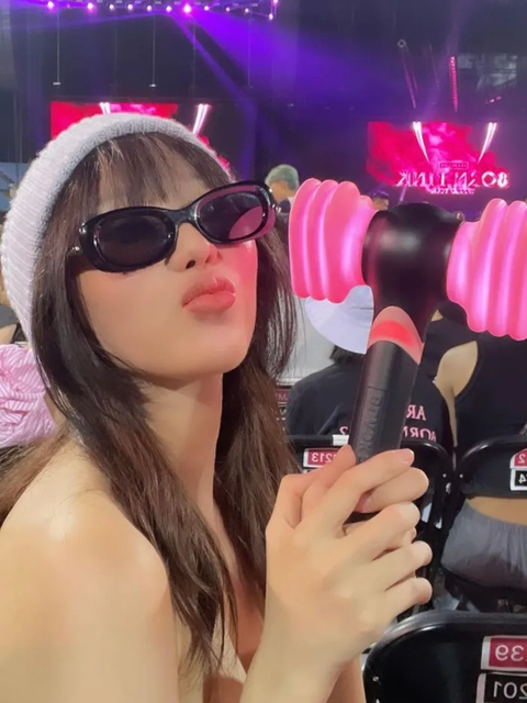 Biểu cảm sao Việt khi 'check in' đêm nhạc Blackpink tại Hà Nội - Ảnh 9. Nữ ca sĩ Min không thể bỏ lỡ sự kiện được diện kiến 4 nữ thần tượng nhà YG ngay tại Hà Nội này