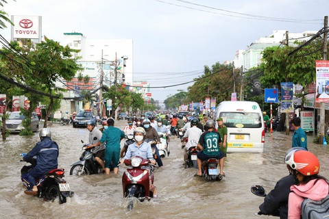 Cần Thơ: Đề xuất làm hồ ngầm chống ngập lụt cho thành phố - Ảnh 1. Đợt triều cường tháng 10-2022 gây ngập lịch sử tại nhiều tuyến đường trung tâm quận Ninh Kiều, TP Cần Thơ - Ảnh: T.LŨY