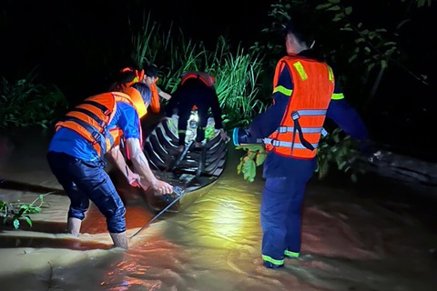 Thủy điện Đồng Nai 5 xả tràn nguy cơ ngập lụt, sạt lở vùng hạ lưu - Ảnh 1. Lực lượng chức năng huyện Định Quán, Đồng Nai hỗ trợ người dân phòng chống ngập lụt - Ảnh: MINH THƯ