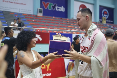 Thủ quân Saigon Heat trở lại sau một nửa vòng bảng - Ảnh 5. Người hâm mộ tặng bánh kem cho Tim Waale - Ảnh: VBA