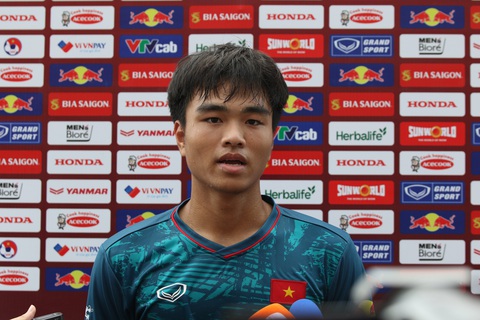 Cầu thủ U23 Việt Nam rèn thể lực dưới thời tiết nắng nóng - Ảnh 3. Tiền vệ Nguyễn Công Phương trả lời phỏng vấn sáng 31-7 - Ảnh: ĐỨC KHUÊ