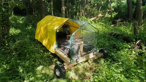 Tự chế 'nhà di động' chạy điện siêu nhỏ, ai cũng có thể làm được ở nhà - Ảnh 7. Để ngăn khả năng túi ni lông biến "căn nhà" quá nóng do hiệu ứng nhà kính, anh sử dụng tấm bạt lớn màu vàng để che đi phần lớn - Ảnh: Quiet Nerd