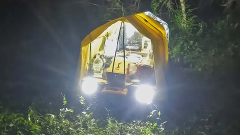 Tự chế 'nhà di động' chạy điện siêu nhỏ, ai cũng có thể làm được ở nhà - Ảnh 5. Hệ thống đèn LED off-road cũng được bổ sung ở cả trước và sau - Ảnh: Quiet Nerd