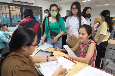 TP.HCM: gần 5000 học sinh chưa nộp hồ sơ vào lớp 10 công lập - Ảnh 1. Phụ huynh và học sinh ở TP.HCM nộp hồ sơ vào lớp 10 công lập - Ảnh: NHƯ HÙNG