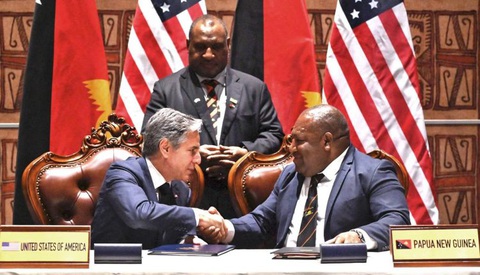 Tại sao các cường quốc đột nhiên 've vãn' Papua New Guinea? - Ảnh 2. Mỹ và Papua New Guinea ký thỏa thuận hợp tác quốc phòng vào tháng 5-2023 - Ảnh: GLOBE ECO