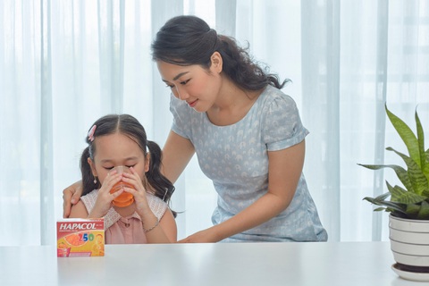 Dấu ấn 20 năm trọn vẹn yêu thương của Hapacol - Ảnh 1. Hapacol là thuốc gói hạ sốt sủi bọt có mùi cam vị ngọt đầu tiên của Việt Nam