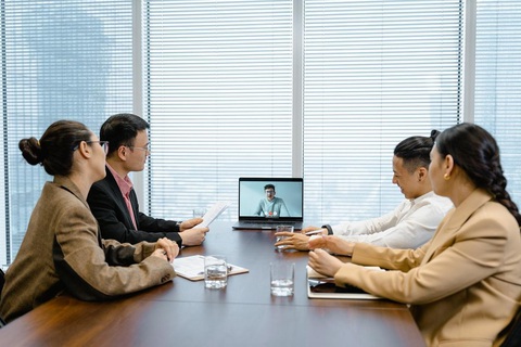Môi trường công sở của bạn đã đủ công bằng chưa? - Ảnh 2. Liệu nhân viên làm việc từ xa có bị đánh giá bất công hơn nhân viên tại chỗ? - Ảnh: Internet.
