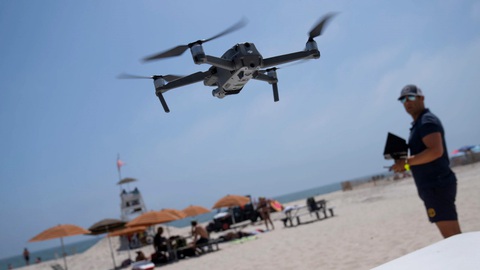 Cảnh sát Mỹ ứng dụng drone bảo vệ khách tắm biển khỏi cá mập tấn công - Ảnh 1. Cảnh sát Mỹ ứng dụng drone bảo vệ khách tắm biển khỏi cá mập tấn công - Ảnh 1.