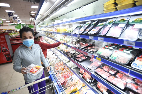 Nhiều phụ huynh bắt đầu khởi động lại thói quen đi siêu thị mua sắm thực phẩm, tăng cường dinh dưỡng cho con khi quay lại trường học - Ảnh: QUANG ĐỊNH Nhiều phụ huynh bắt đầu khởi động lại thói quen đi siêu thị mua sắm thực phẩm, tăng cường dinh dưỡng cho con khi quay lại trường học - Ảnh: QUANG ĐỊNH