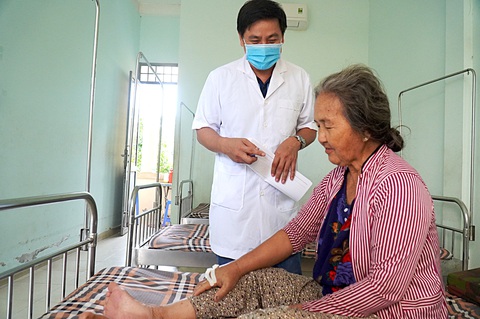 Bà Trần Thị Năm, ngụ huyện Tân Phước (tỉnh Tiền Giang) bị rắn cắn vào tay sưng phù - Ảnh: MẬU TRƯỜNG Bà Trần Thị Năm, ngụ huyện Tân Phước (tỉnh Tiền Giang) bị rắn cắn vào tay sưng phù - Ảnh: MẬU TRƯỜNG