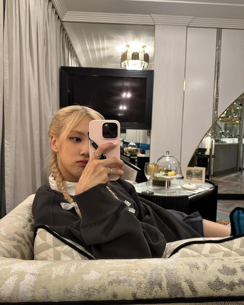Rosé Blackpink đăng ảnh check in với nón lá tại Hàn Quốc - Ảnh 4. Dù chỉ để lộ nửa gương mặt nhưng Rosé vẫn khiến fan phát cuồng vì visual xinh xắn và biểu cảm "quá đáng yêu"