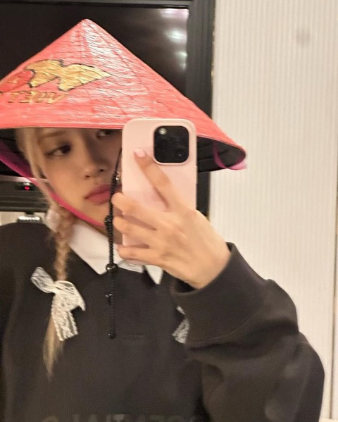 Rosé Blackpink đăng ảnh check in với nón lá tại Hàn Quốc - Ảnh 3. Có lẽ do lịch trình dày đặc nên sau đêm diễn nữ thần tượng mới có thời gian đăng ảnh