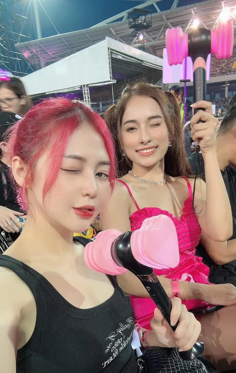 Biểu cảm sao Việt khi 'check in' đêm nhạc Blackpink tại Hà Nội - Ảnh 8. Liz Kim Cương rủ bà xã Dương Khắc Linh - Sara Lưu cùng "đu idol". Bà mẹ bỉm sữa khoe nhan sắc tươi trẻ tại hàng ghế khán giả
