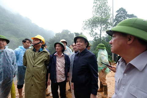 Phó thủ tướng Trần Lưu Quang làm việc với Lâm Đồng về phòng chống thiên tai, cứu hộ cứu nạn - Ảnh 5. Phó thủ tướng Trần Lưu Quang trao đổi với lãnh đạo tỉnh Lâm Đồng tại hiện trường vụ sạt lở - Ảnh: MAI VINH
