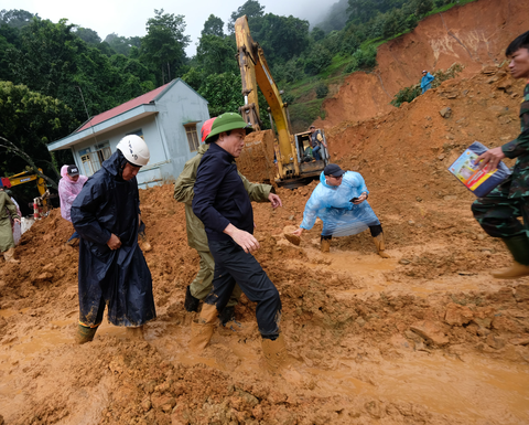 Phó thủ tướng Trần Lưu Quang làm việc với Lâm Đồng về phòng chống thiên tai, cứu hộ cứu nạn - Ảnh 3. Phó thủ tướng Trần Lưu Quang kiểm tra hiện trường vụ sạt lở - Ảnh: MAI VINH