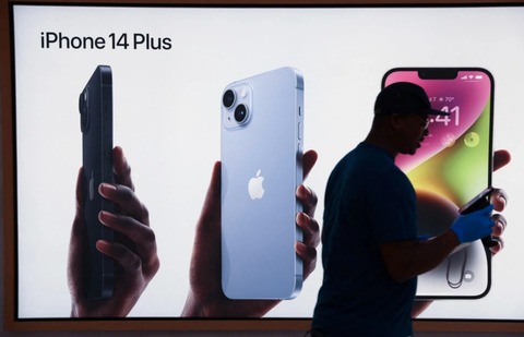 Cặp đôi bán con 8 tháng tuổi để mua iPhone 14 - Ảnh 1. Chiếc điện thoại đắt tiền xuất hiện đúng lúc bé trai 8 tháng tuổi "biến mất" đã khiến mọi người nghi ngờ.