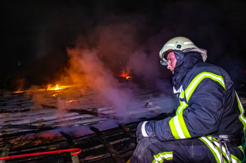 Lực lượng cứu hộ Ukraine tại hiện trường đám cháy từ vụ không kích trong đêm của Nga ở Kharkov - Ảnh: PRAVDA Lực lượng cứu hộ Ukraine tại hiện trường đám cháy từ vụ không kích trong đêm của Nga ở Kharkov - Ảnh: PRAVDA