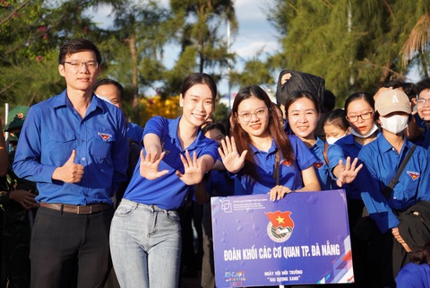 Hoa hậu Ban Mai hưởng ứng Ngày hội môi trường biển, hồi hộp với trải nghiệm chơi dù lượn trên không - Ảnh 1. Hoa hậu Ban Mai tham gia hoạt động dọn dẹp bãi biển.