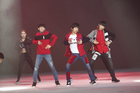 Fan Trung chi 15 triệu mua suất vé ‘leo cây’ đu concert TFBoys - Ảnh 3. Bốn thành viên TFBoys trong buổi trình diễn 2015