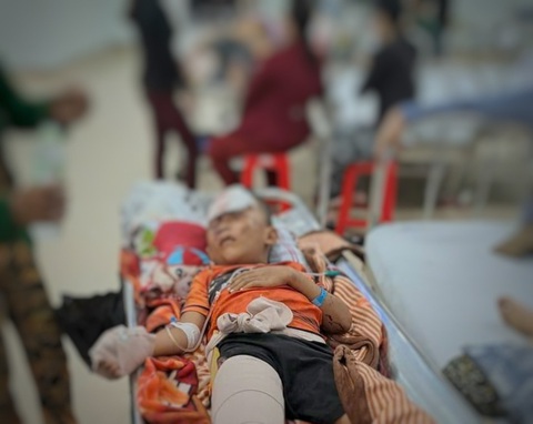 Kiên Giang: 194 nhà sập, tốc mái và nhiều ha lúa của dân bị thiệt hại do mưa dông - Ảnh 3. Mưa kèm theo dông lốc khiến nhà sập và nhiều người bị thương được đưa vào bệnh viện để điều trị - Ảnh: T.MINH