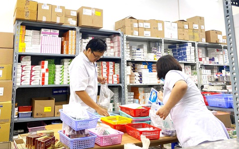 Dược sĩ bốc thuốc theo toa tại nhà thuốc Bệnh viện Thống Nhất (TP.HCM) - Ảnh: X.MAI Dược sĩ bốc thuốc theo toa tại nhà thuốc Bệnh viện Thống Nhất (TP.HCM) - Ảnh: X.MAI