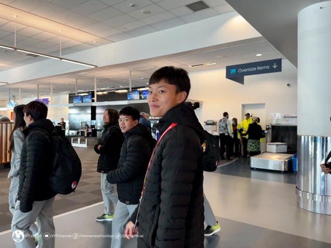 Tuyển nữ Việt Nam đến Dunedin sẵn sàng đấu Hà Lan ở World Cup 2023 - Ảnh 1. Tiền vệ Hải Linh tại sân bay - Ảnh: VFF