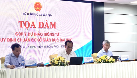 Quy định chuẩn để xem xét điều kiện hoạt động trường đại học - Ảnh 1. Thứ trưởng Bộ Giáo dục và Đào tạo Hoàng Minh Sơn (giữa) chủ trì tọa đàm chiều nay 31-7 - Ảnh: TRẦN HUỲNH