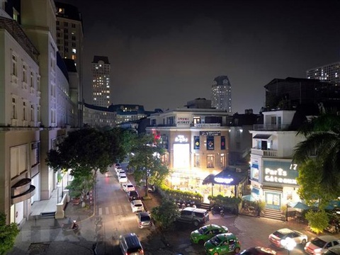 Doanh nghiệp giải thể tăng kỷ lục, văn phòng cho thuê Hà Nội gặp khó - Ảnh 1. Theo số liệu của Tổng cục Thống kê, riêng 2 quý vừa qua, diện tích cho thuê thêm đã giảm tới 33.400m2 so với cùng kỳ 2022 - Ảnh: TTXVN