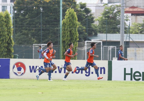 Cầu thủ U23 Việt Nam rèn thể lực dưới thời tiết nắng nóng - Ảnh 1. Các cầu thủ U23 Việt Nam đang có những bài rèn thể lực khá nặng dưới thời tiết nắng nóng - Ảnh: ĐỨC KHUÊ