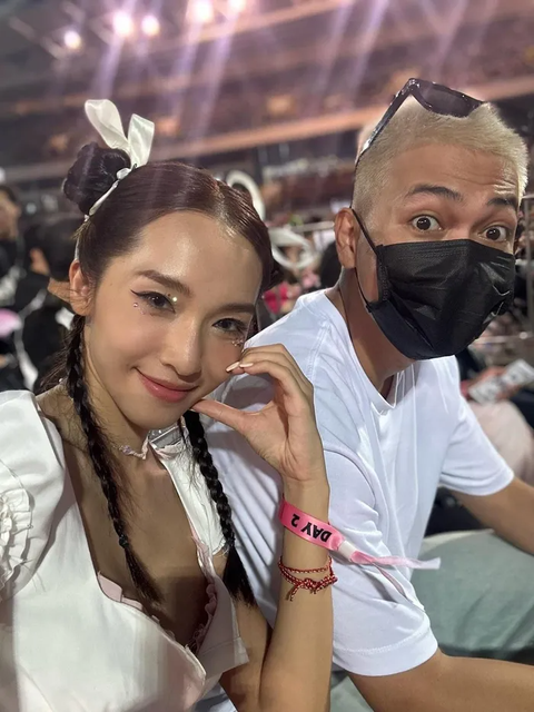 Biểu cảm sao Việt khi 'check in' đêm nhạc Blackpink tại Hà Nội - Ảnh 3. Vợ chồng rapper Big Daddy hào hứng khi làm khán giả tại đêm nhạc
