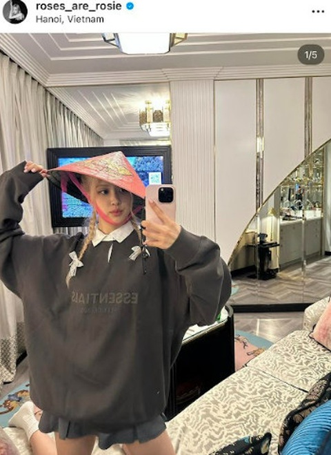 Blackpink ăn phở, bánh mì ở đâu Hà Nội? - Ảnh 1. Rosé check-in trong phòng khách sạn ngay khi đến Hà Nội - Ảnh chụp màn hình