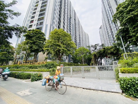 Hà Nội ‘chỉ còn’ chung cư cao cấp, giá bán neo cao - Ảnh 1. Giá chung cư Hà Nội neo cao từ năm 2022 đến nay - Ảnh: Q.THẾ
