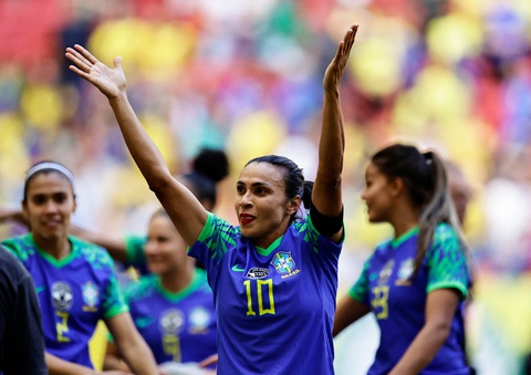 “Pele nữ” thông báo thi đấu kỳ World Cup cuối cùng - Ảnh 1. Marta ăn mừng cùng người hâm mộ sau trận giao hữu với Chile mới đây - Ảnh: REUTERS