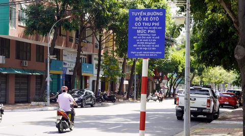 Thu phí đậu xe tại Vũng Tàu: Bước đầu thuận lợi nhưng ít xe dần - Ảnh 4. Thông báo tuyến đường có thu phí đậu xe ở đường Trương Văn Bang - Ảnh: Đ.H.