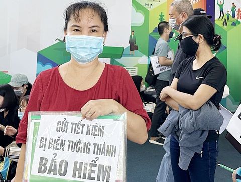 Khách hàng tố bị tư vấn mập mờ từ tiền gửi tiết kiệm ở ngân hàng sang bảo hiểm nhân thọ - Ảnh: BÔNG MAI Khách hàng tố bị tư vấn mập mờ từ tiền gửi tiết kiệm ở ngân hàng sang bảo hiểm nhân thọ - Ảnh: BÔNG MAI