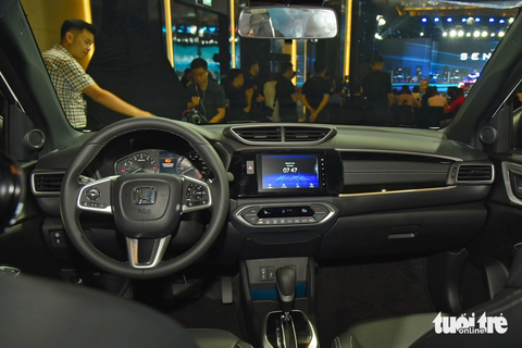 Honda BR-V nhập khẩu về Việt Nam với giá từ 661 triệu đồng, nhiều công nghệ an toàn nhất phân khúc - Ảnh 5. Nội thất xe thoạt nhìn có điểm giống CR-V - Ảnh: HOÀNG DŨNG