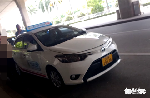 Công an tìm người bị gian lận cước taxi ở sân bay Tân Sơn Nhất - Ảnh 1. Chiếc taxi mà tài xế Minh đón khách tại ga quốc tế vào sáng 29-5 - Ảnh cắt từ video