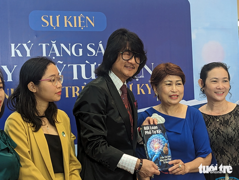 Ông Mike Chan tặng sách cho các bệnh viện, trung tâm hỗ trợ trẻ mắc hội chứng Rối loạn phổ tự kỷ tại TP.HCM sáng 4-7 - Ảnh: T.T.D Ông Mike Chan tặng sách cho các bệnh viện, trung tâm hỗ trợ trẻ mắc hội chứng rối loạn phổ tự kỷ tại TP.HCM sáng 4-7 - Ảnh: LINH ĐOAN