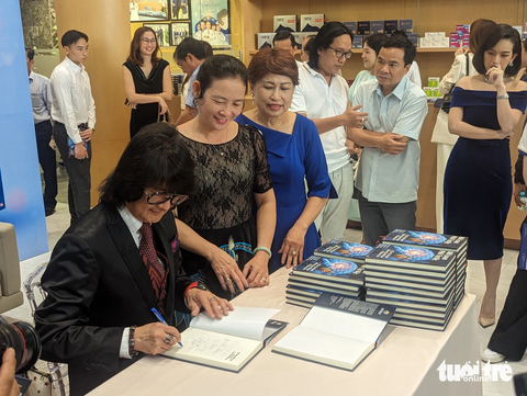 GS.TS Mike Chan ký tặng sách - Ảnh: LINH ĐOAN GS.TS Mike Chan ký tặng sách - Ảnh: LINH ĐOAN